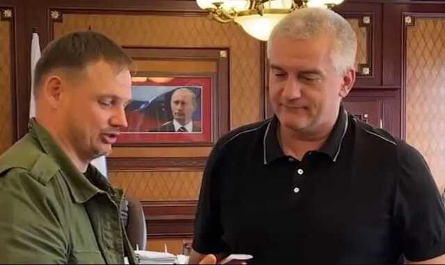 Аксьонов вручив паспорт громадянина РФ колаборанту Стремоусову