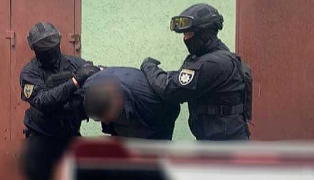 В Черновцах задержали мужчину, шантажировавшего женщину