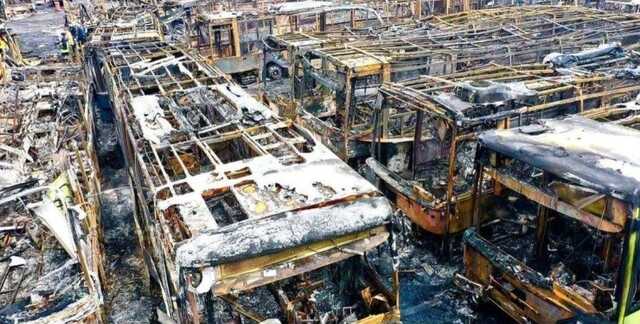 Металеві скелети: який вигляд має автобусний парк Дніпра після удару ЗС РФ