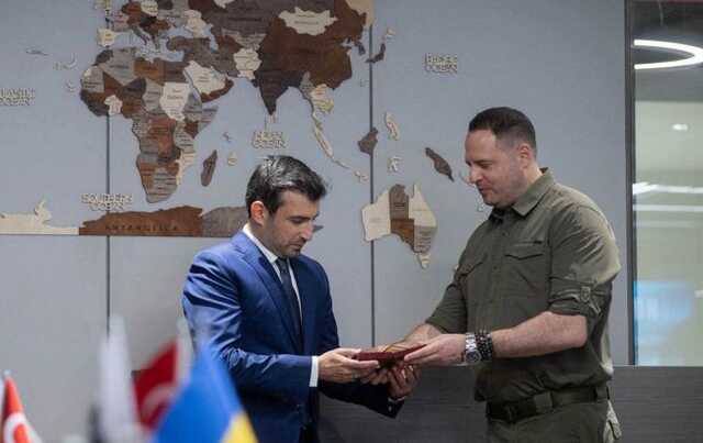 Єрмак у Туреччині зустрівся з керівниками компанії Baykar