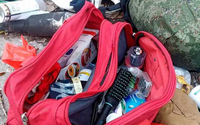 Жіночий гребінець і житомирські шкарпетки: окупанти, втікаючи з Лиману, залишили сумки із награбованим