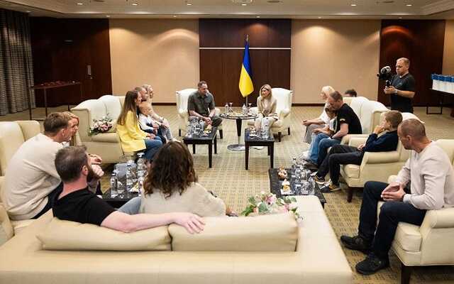 Звільнені з полону командири з "Азовсталі" зустрілися зі своїми рідними: зворушливі фото