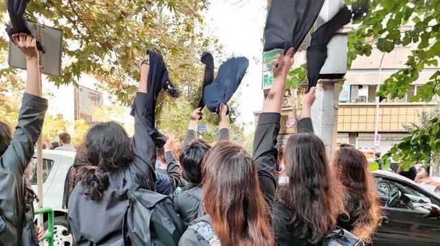 В Ірані на протести вийшли школярки: знімають хіджаби та скандують "Смерть диктатору"