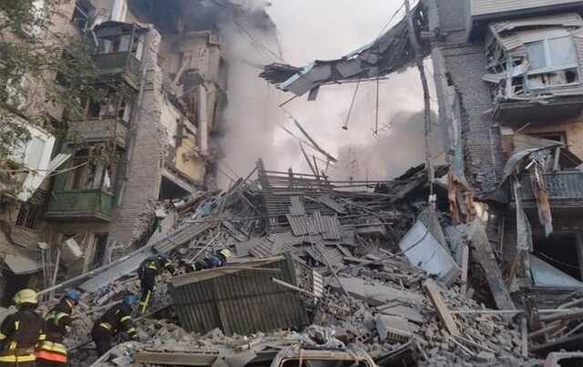 Рятувальники показали наслідки ракетних ударів по Запоріжжю