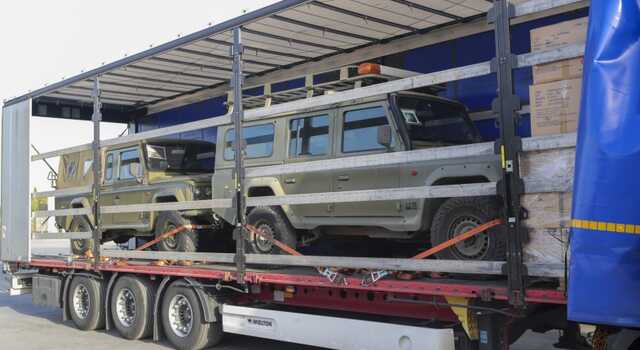 Іспанія відправила в Україну партію позашляховиків та машин швидкої допомоги