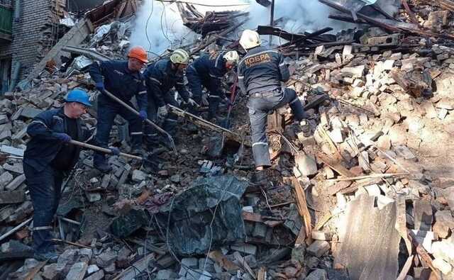 Спасатели продолжают разбирать завалы в Запорожье: сейчас известно об 11 погибших