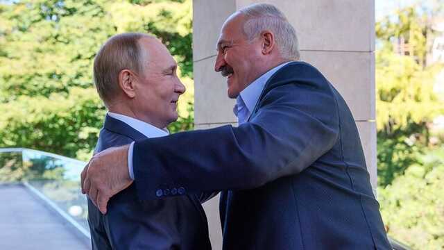 "Самый лучший": Лукашенко подарил Путину трактор