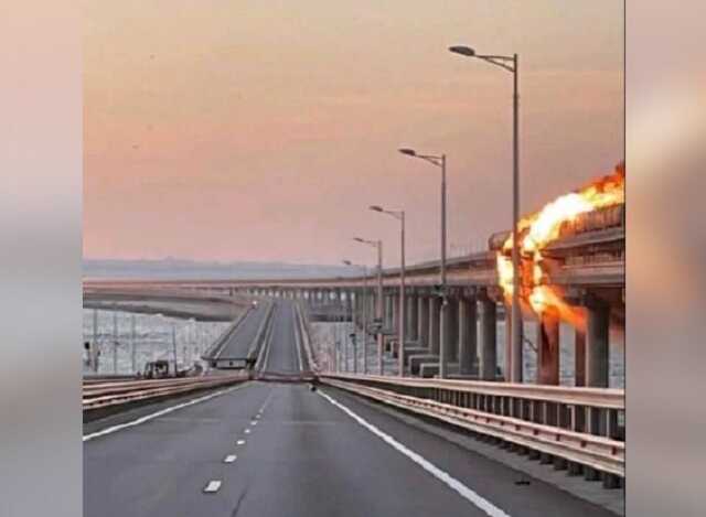 Автодорога на Кримському мосту частково зруйнована