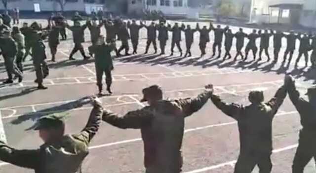 Якутські "мобіки" під час військових навчань влаштували ритуальні танці для підняття бойового духу