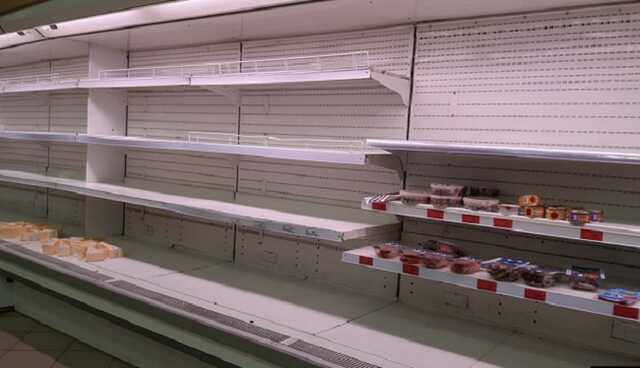 "Паники нет!": жители Крыма в магазинах покидают пустые полки