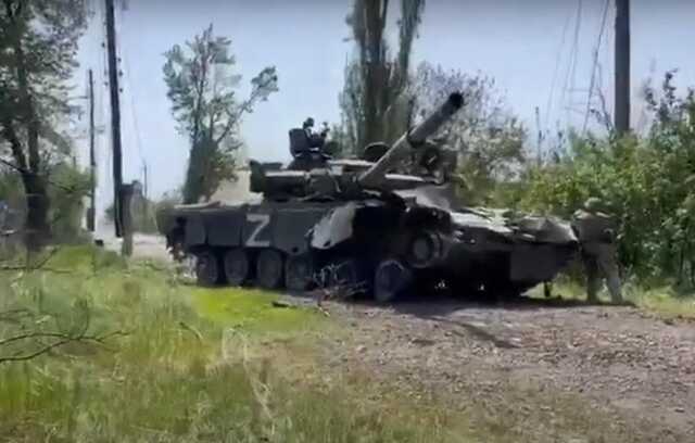 Бойцы 92 ОМбр уничтожили вражеский танк: "Башенку видишь? Работаем!"