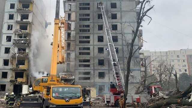 Кількість жертв удару по багатоповерхівці в Запоріжжі знову зросла