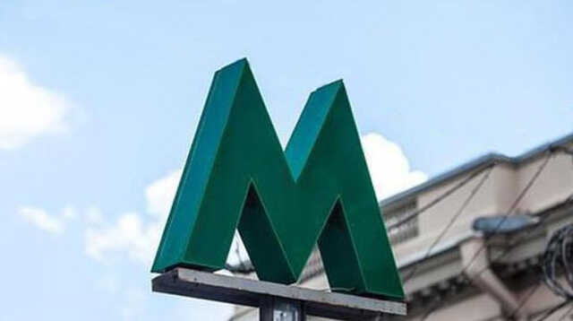 У Києві через обстріл зупинили червону гілку метро: всі підземки працюють як укриття