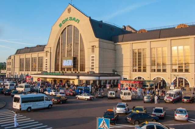 У Києві вибухом пошкоджений залізничний вокзал, проте рух поїздів продовжується