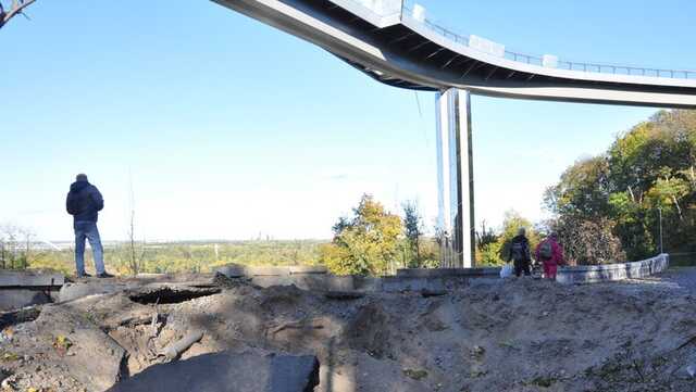 Последствия ракетных обстрелов оккупантами стеклянного пешеходного моста в Киеве
