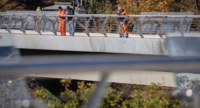 В Киеве начали демонтировать поврежденные участки "моста Кличко" после вчерашнего обстрела
