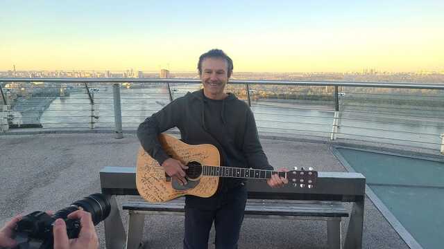 Вакарчук зворушливо заспівав на "мосту Кличка" після вибуху