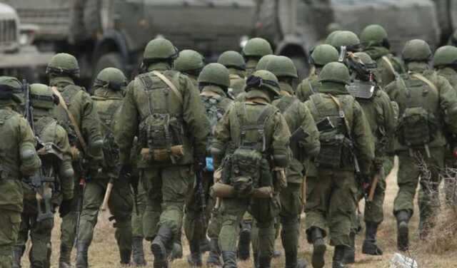 РФ відправляє мобілізованих на війну з радянськими шоломами і автоматами АК-12