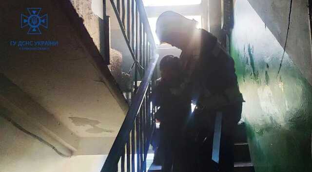 На Київщині через пожежу на верхніх поверхах будинку були заблоковані люди: їх евакуювали