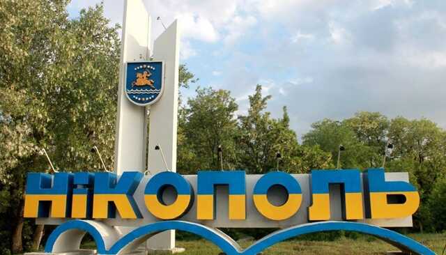 Оккупанты обстреляли Никополь: повреждены 40 домов, больница и коммуникации