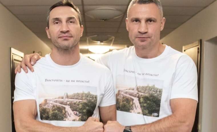 Братья Кличко позируют в футболках с устоявшим мостом Кличко
