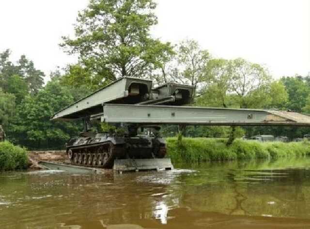 Германия передала Украине 16 танковых мостоукладчиков Biber