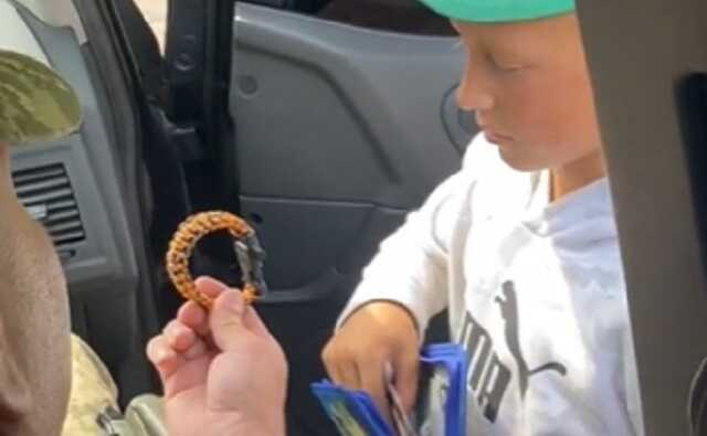 Діти на "блокпості" зупинили військових, щоб віддати їм гроші на ЗСУ: захисники віддячили