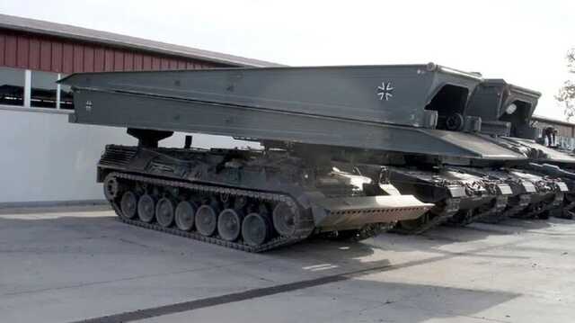 Німеччина передала Україні 16 танкових мостоукладачів та 10 понтонно-мостових машин