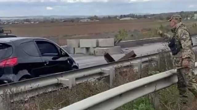 Водій задивився на Порошенка та врізався у протитанкового їжа