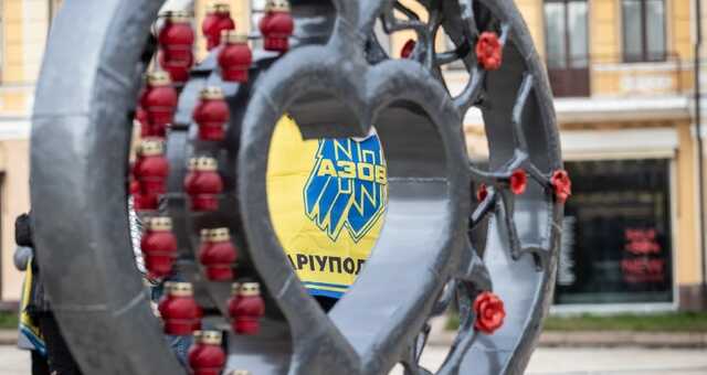 У Києві на Софіївській площі відкрилася виставка на згадку про загиблих азовців