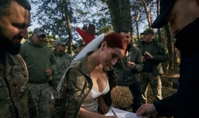 Військова "Жанна д’Арк" вийшла заміж у лісі серед захисників: молодят розписав генерал ЗСУ