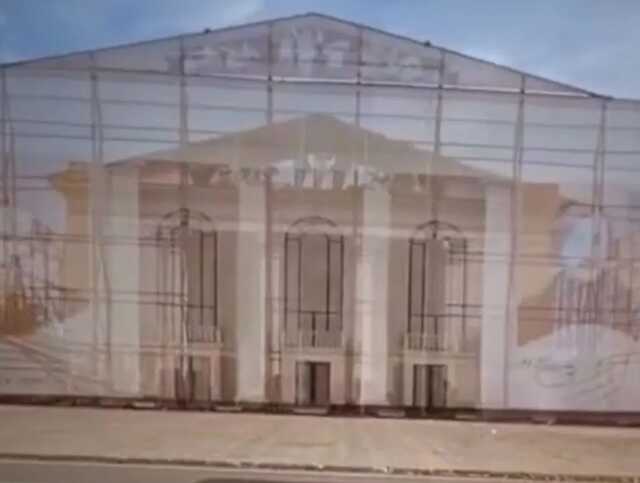 У Маріуполі окупанти сховали розбомблений драмтеатр, де загинули сотні людей, за банерами