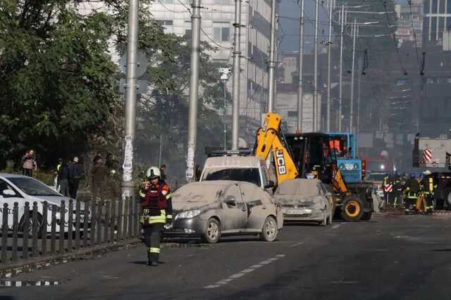 Удар по житловому будинку у Києві: під завалами є люди