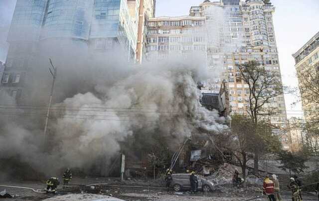 В ОП показали відео з наслідками удару дрона-камікадзе по житловому будинку в Києві