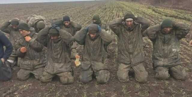 У розвідці розповіли, де солдати РФ можуть дізнатися про умови здачі в полон