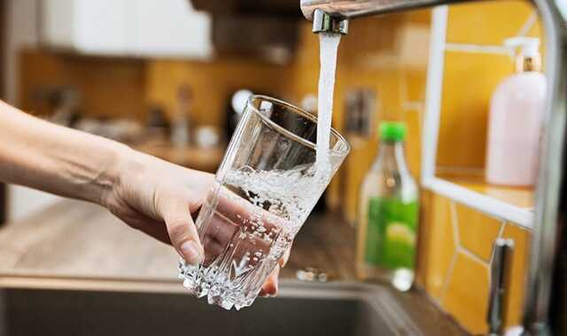 Жителів трьох районів Києва закликали не пити воду з-під крану: названо причину