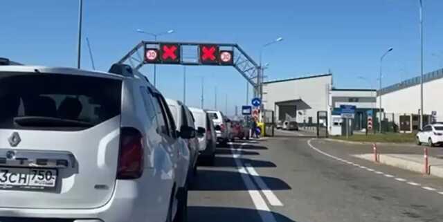 При в’їзді на Кримський міст величезні черги. Машини доглядають у кілька етапів