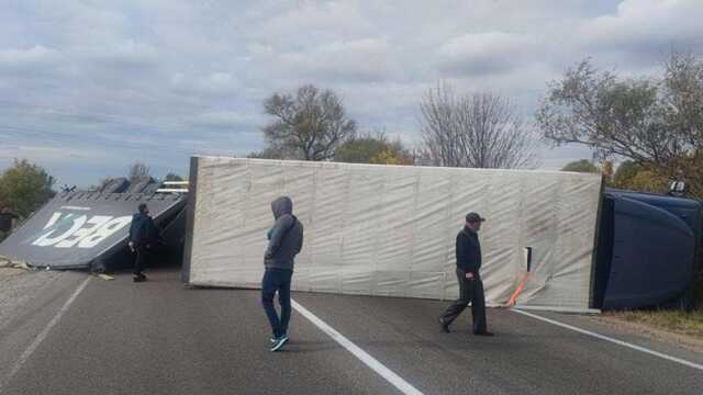На трасі Одеса-Рені перекинулася вантажівка