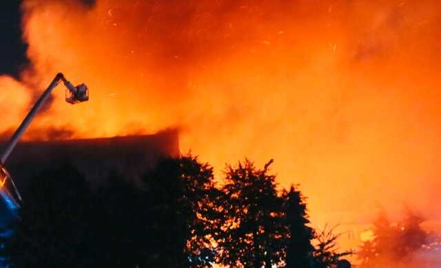 З’явилося відео потужної пожежі біля житлового комплексу на столичних Осокорках