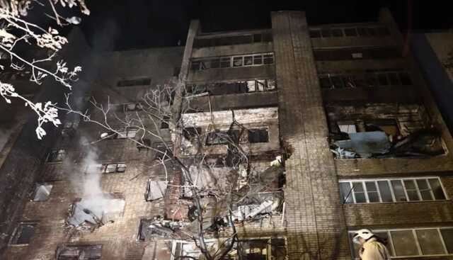 Появилось видео момента падения самолета на многоэтажку в российском Ейске