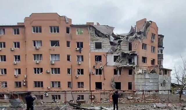 У Миколаєві російські ракети влучили у багатоповерхівки: в одній повністю зруйнована квартира