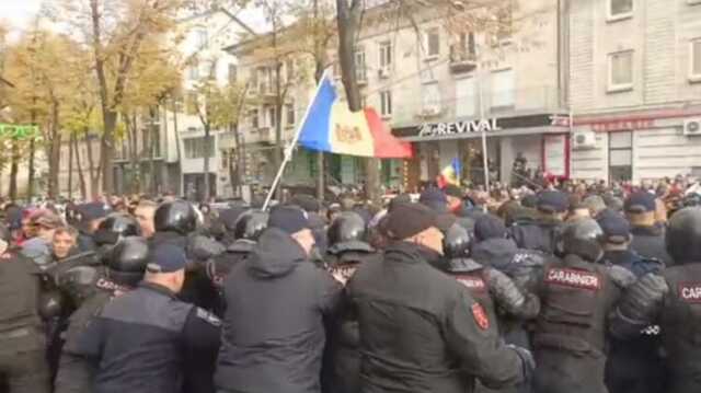 У Кишиневі протестувальники намагалися прорвати поліцейський кордон біля будівлі парламенту