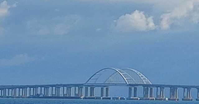 Окупанти на Кримському мосту розбирають прогони, зруйновані через вибух: працює важка техніка