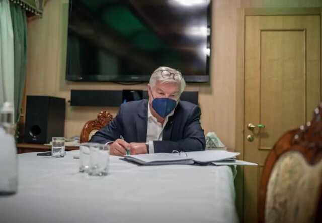 Штайнмайеру в Украине подарили букет ирисов, намекнув, что Украина ждет новых IRIS-T