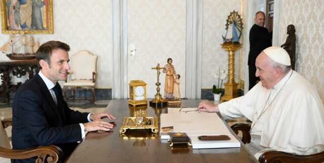 В Польше допускают, что Макрон подарил Папе Римскому похищенную книгу из Львова
