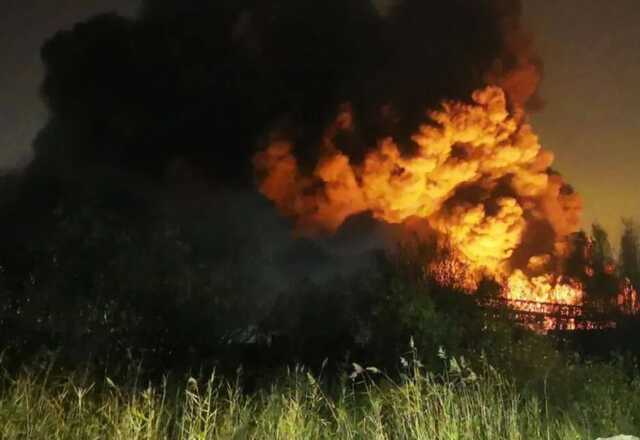 Горить 12 тисяч квадратів: під Петербургом спалахнула масштабна пожежа на складах