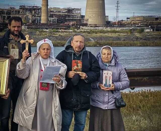 "Изгоняли бесов": в оккупированном Мариуполе верующие РПЦ устроили "крестный ход" вокруг "Азовстали"