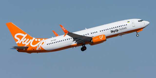 Біля кордону Польщі з Україною розпочали польоти чартерні рейси авіакомпанії SkyUp