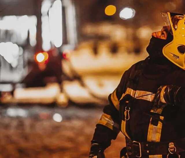 У Києві під час пожежі в багатоповерхівці врятували чоловіка