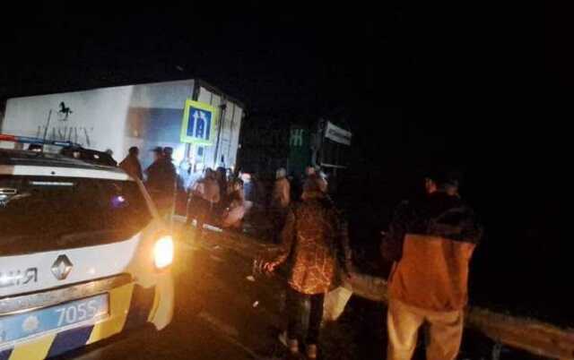 Трасу Київ – Чоп через зламану вантажівку залило олією